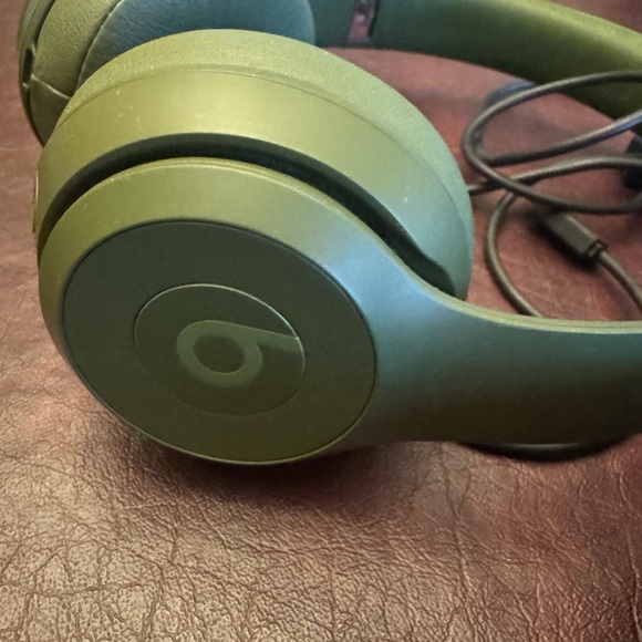 Beats Solo Military Green Wireless Headphones with Case - Picture 3 of 3